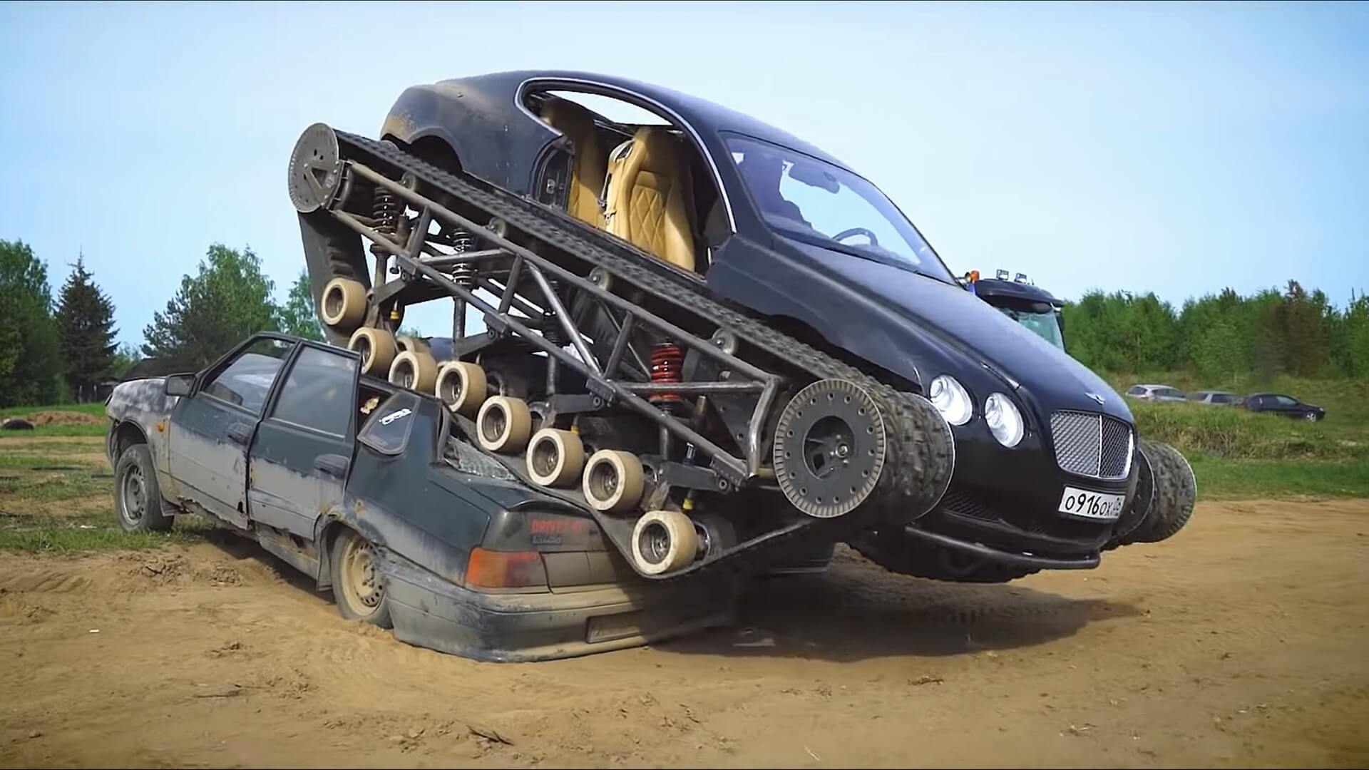 Μια Bentley Continental GT με… ερπύστριες που δεν σταματά πουθενά! [vid]