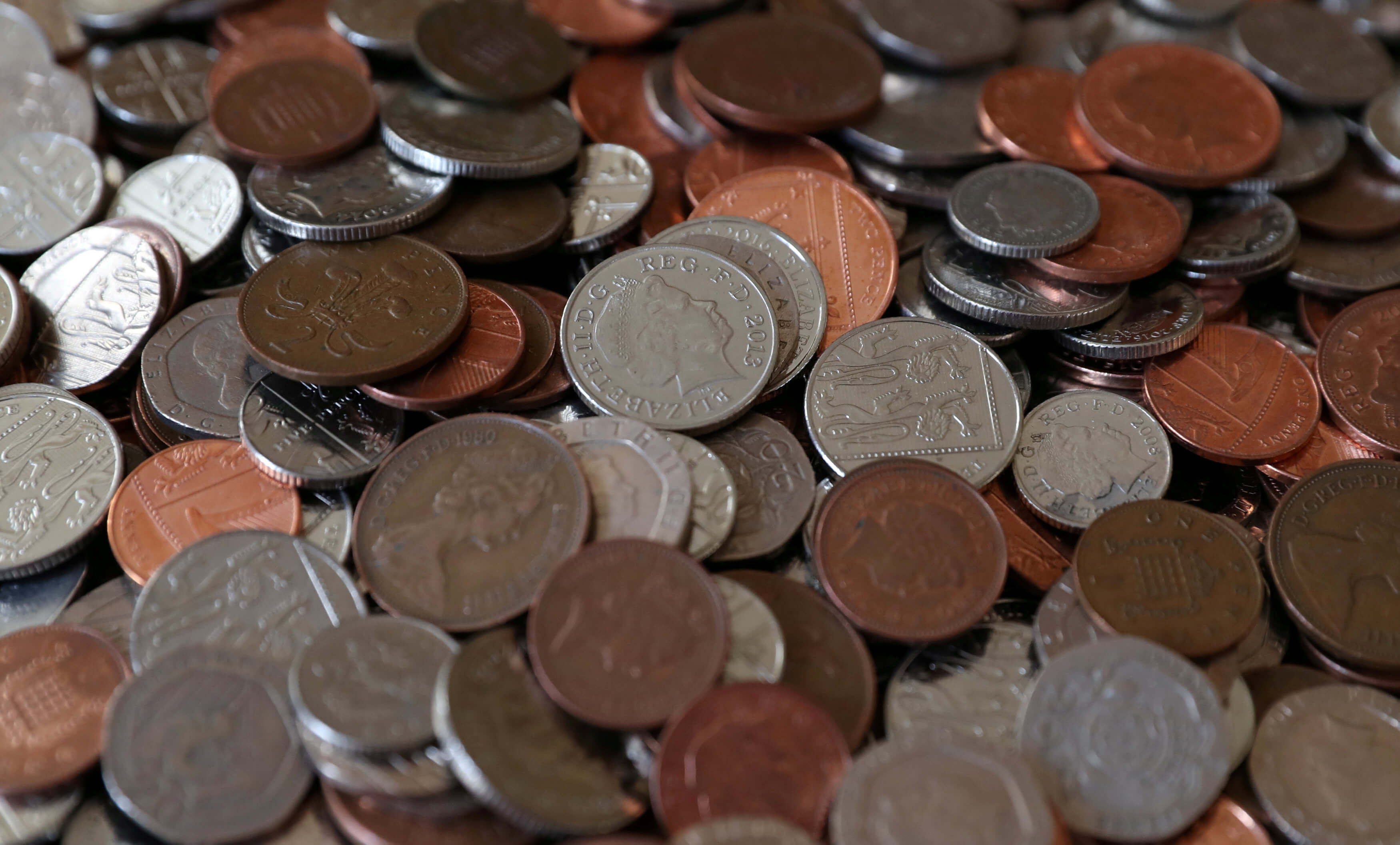 Βρετανία: Παραμένουν σε κυκλοφορία τα κέρματα μίας και δύο πενών