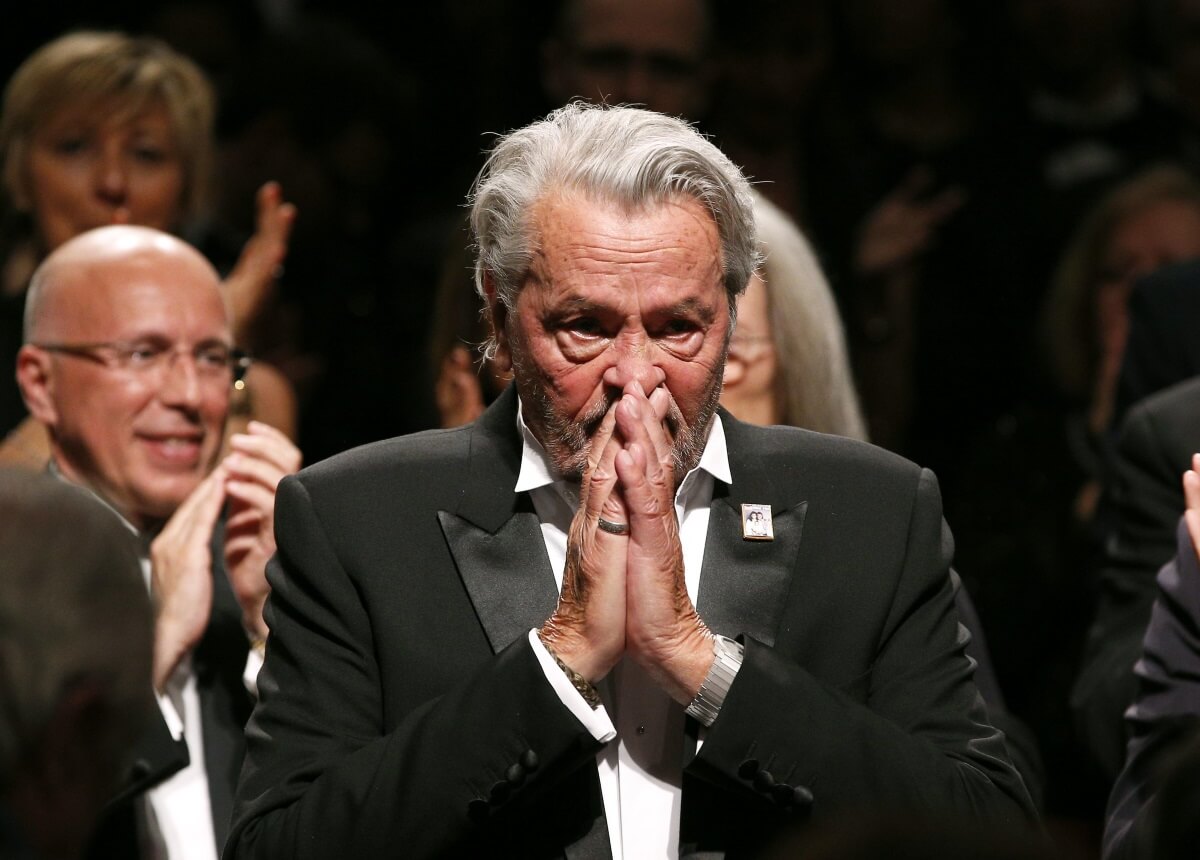 Δάκρυσε ο Αlain Delon – Η συγκίνησή του όταν τον βράβευσαν στις Κάννες!