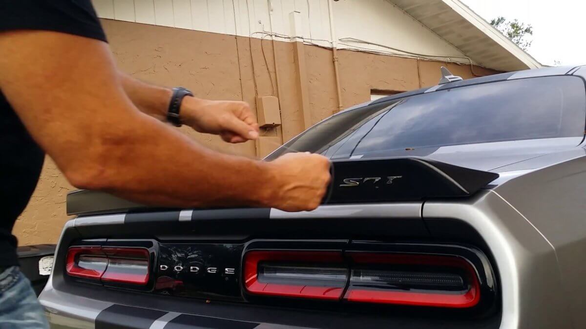 Έμειναν άφωνοι! Το μεταχειρισμένο αυτοκίνητο είχε «δώρο» στο πορτμπαγκάζ έναν καταζητούμενο δραπέτη!!!