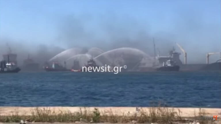 Δραπετσώνα: Έσβησε η φωτιά στο πλοίο - Εντυπωσιακό βίντεο από την κατάσβεση