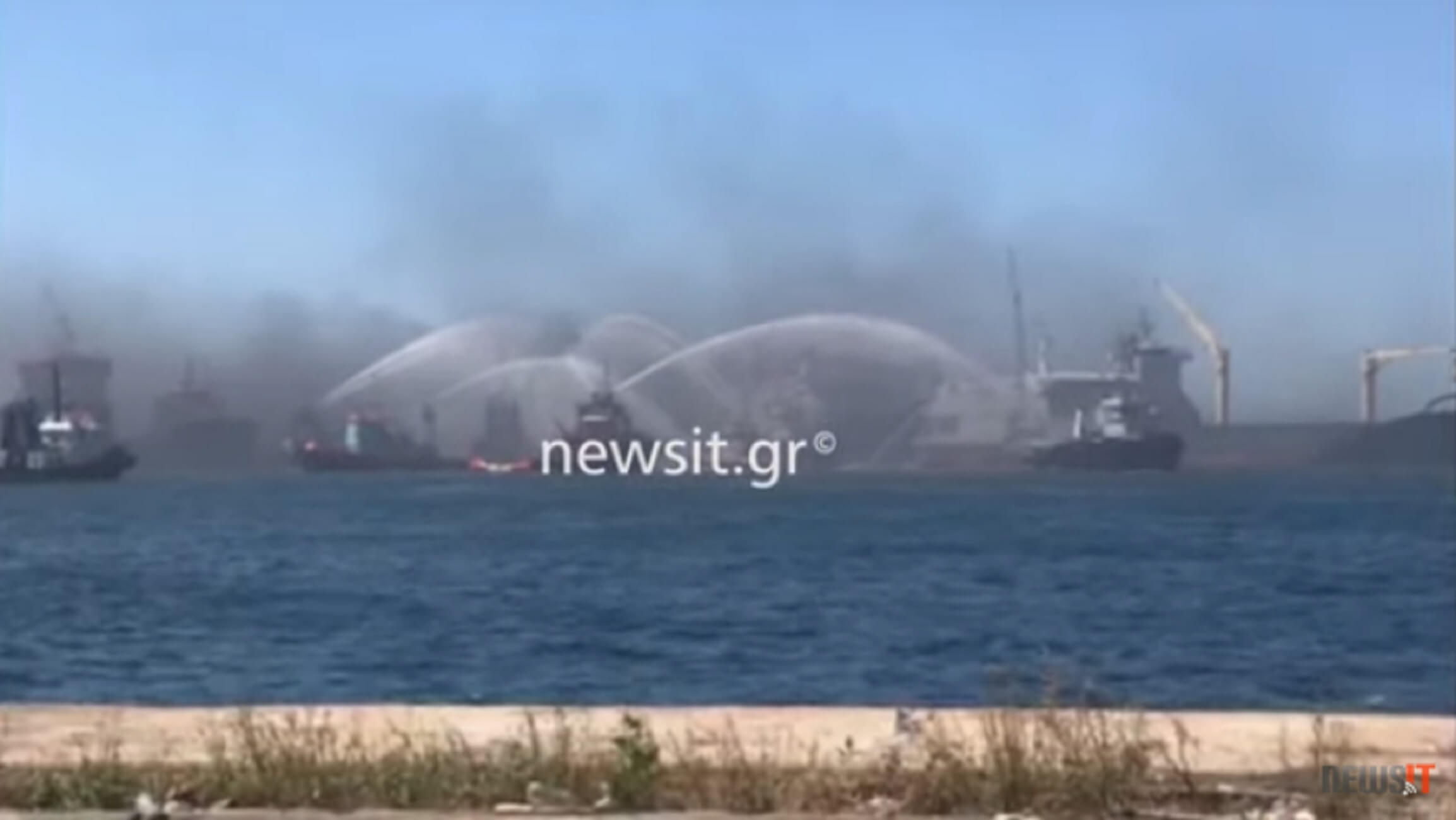 Δραπετσώνα: Έσβησε η φωτιά στο πλοίο – video