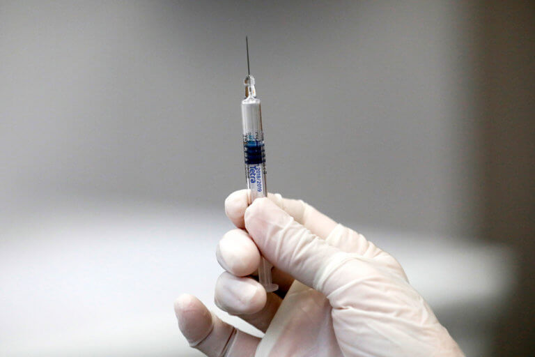 Φρίκη! Κομπογιαννίτης γιατρός μόλυνε με τον ιό HIV 90 ανθρώπους – Χρησιμοποιούσε μια σύριγγα για όλους!