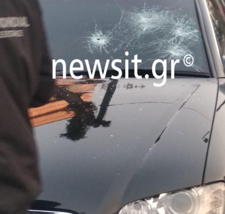 Κουκουλοφόροι έσπασαν το αυτοκίνητο του Νότη Μηταράκη
