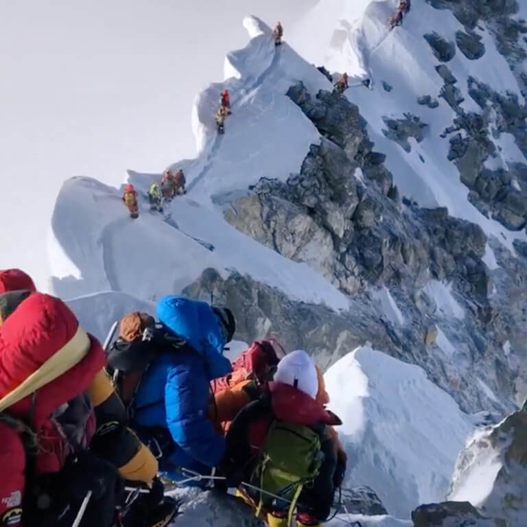 Περιγραφή σοκ κινηματογραφιστή στην κορυφή του Έβερεστ – Ορειβάτες προσπερνούν ένα πτώμα στη «ζώνη του θανάτου»