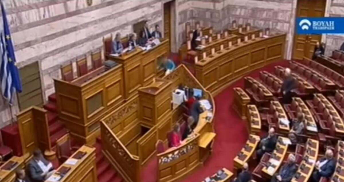 Χριστοφιλοπούλου: Γλίστρησε στα σκαλιά ανεβαίνοντας να μιλήσει στη Βουλή