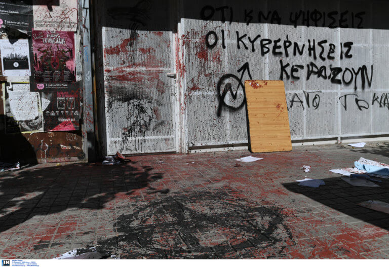 «Ντου» στα γραφεία του ΣΥΡΙΖΑ στα Εξάρχεια
