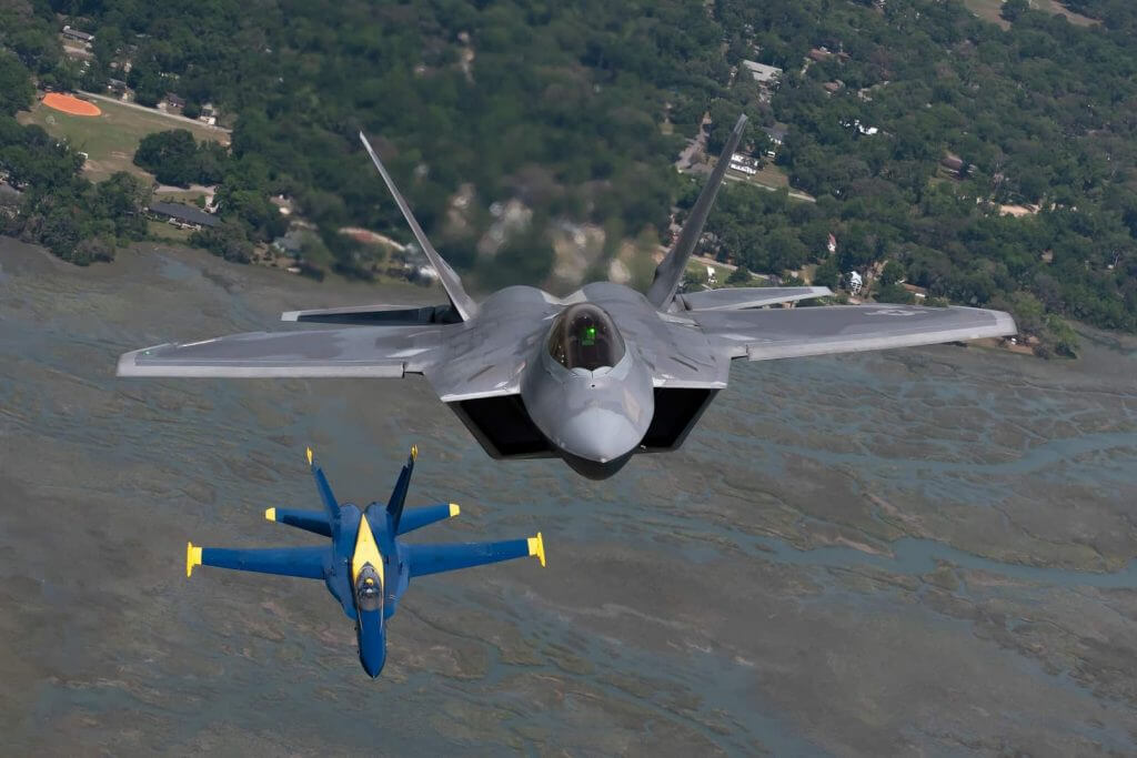 Μαχητικά F22 και Blue Angels σκίζουν μαζί τον αέρα σε μια εντυπωσιακή επίδειξη [vids]