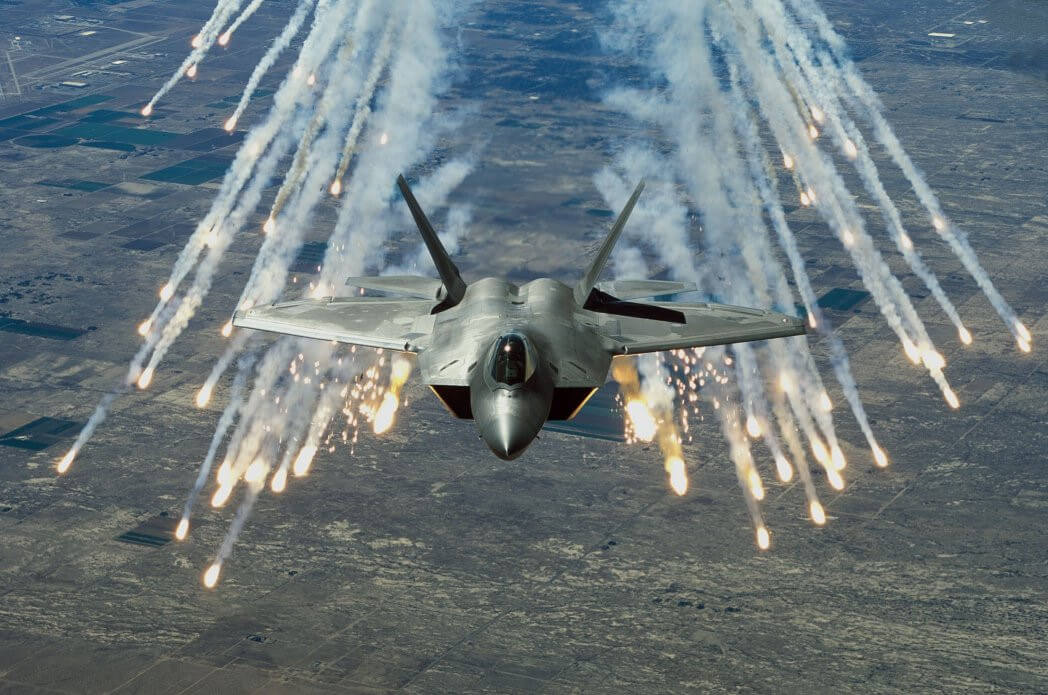 F-22: Αυτή είναι απίστευτη ιστορία που το stealth μαχητικό έκανε “bullying” σε αεροσκάφος του Ιράν! [pics]