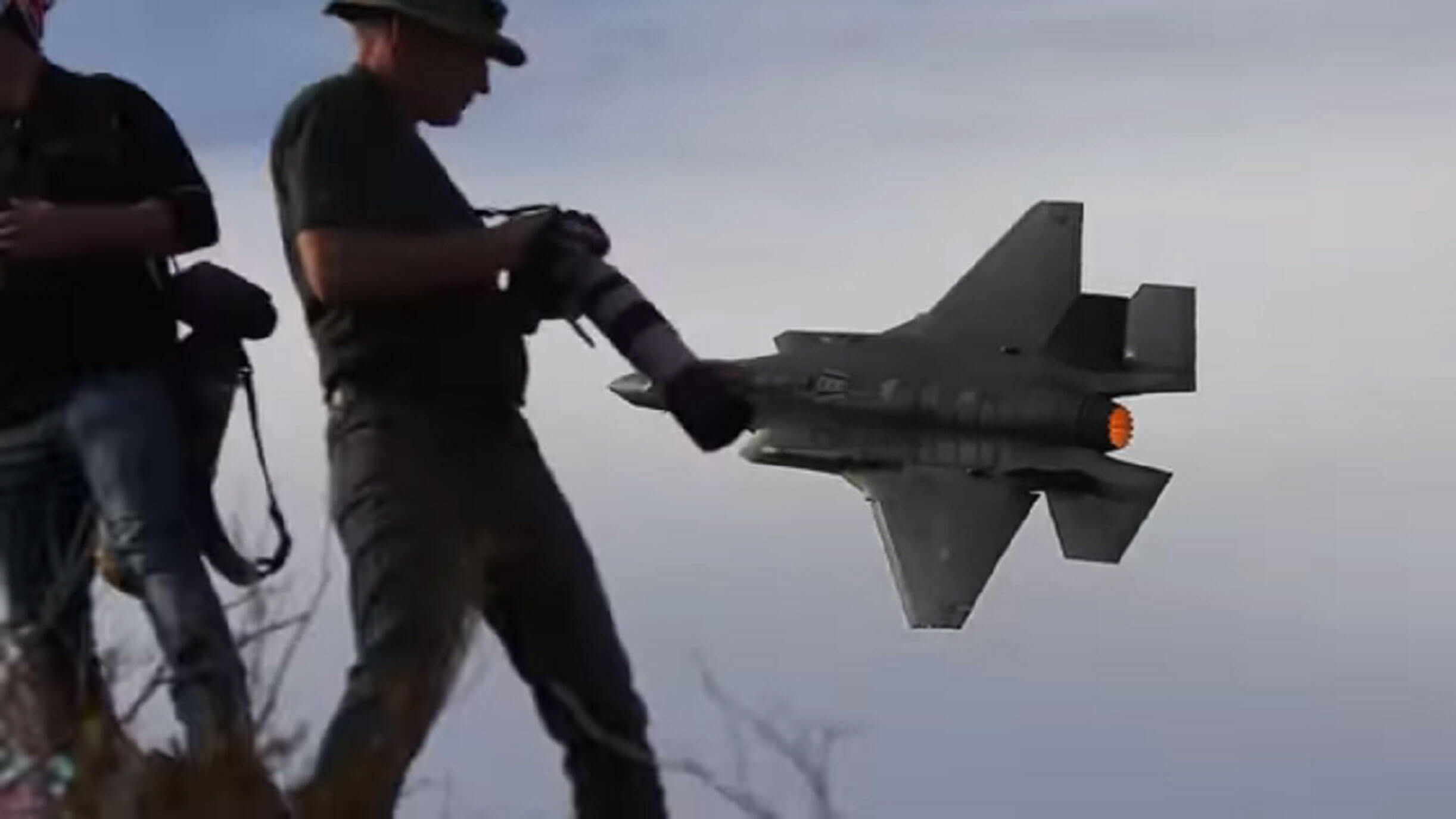 Δείτε ένα μαχητικό F-35 να περνάει “ξυστά” από τον κόσμο! [vid]