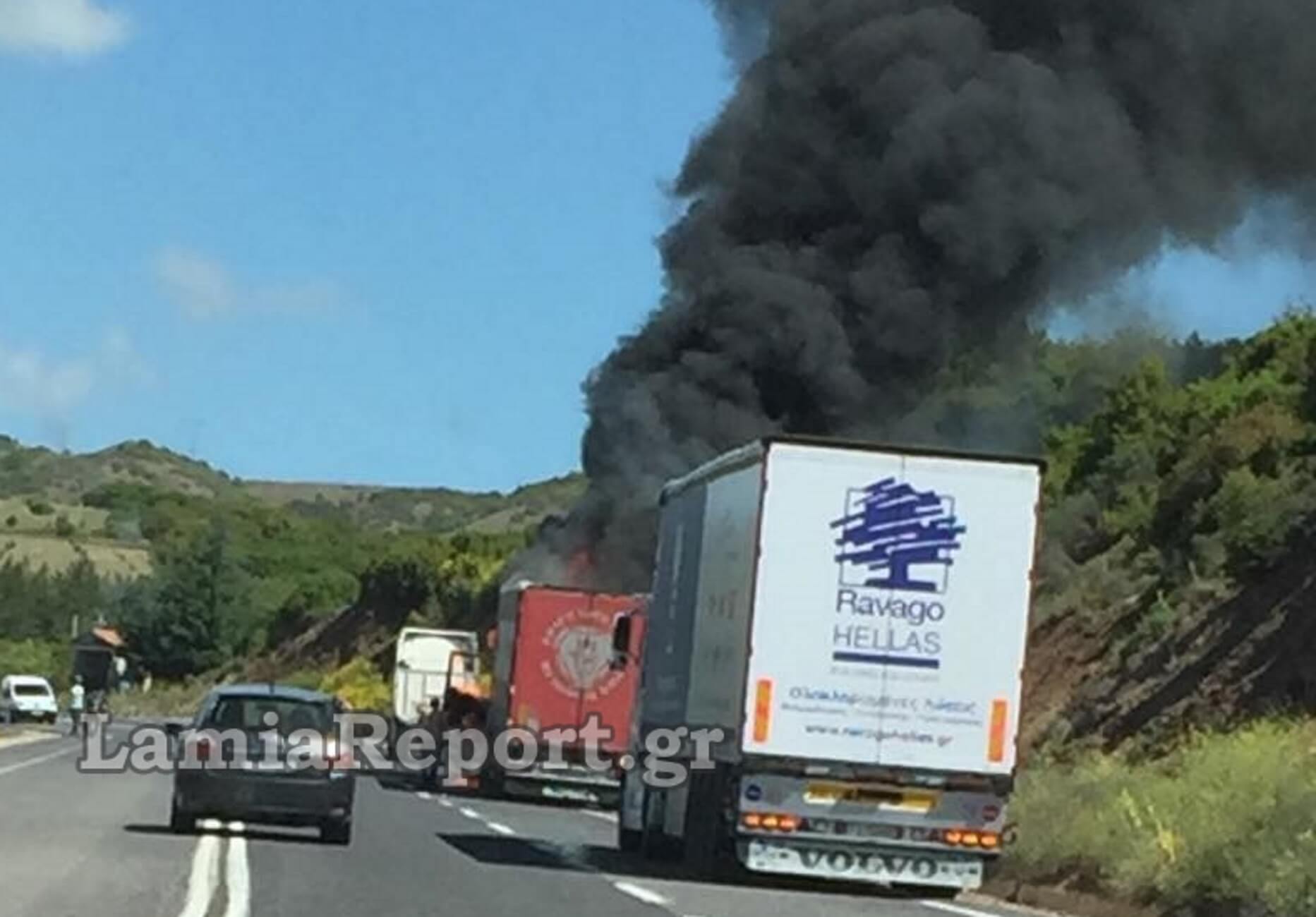 Φθιώτιδα: Φορτηγό τυλίχτηκε στις φλόγες – Πήρε φωτιά στο δρόμο Λαμίας – Δομοκού!