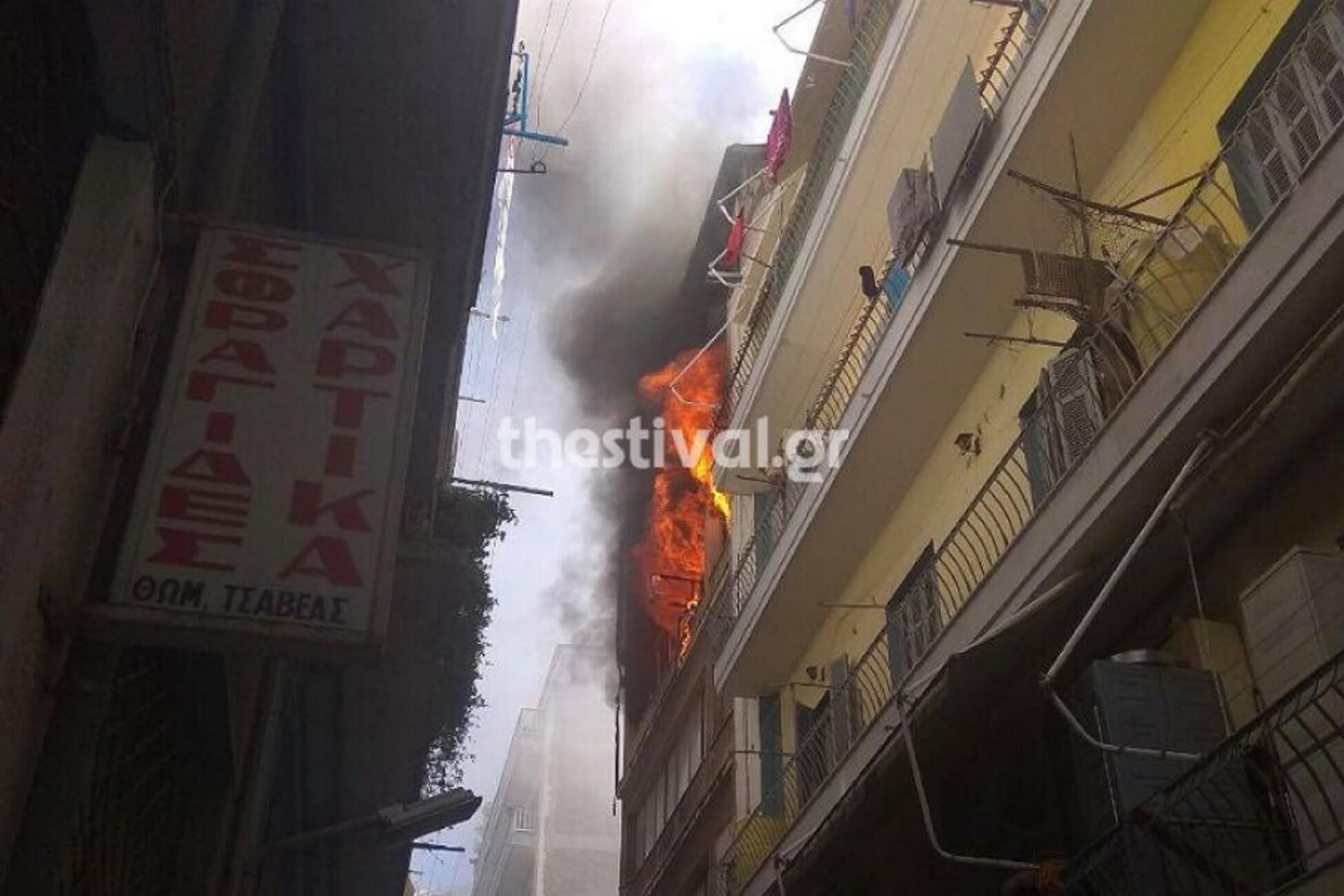 Μεγάλη φωτιά σε πολυκατοικία στο κέντρο της Θεσσαλονίκης – video, pics