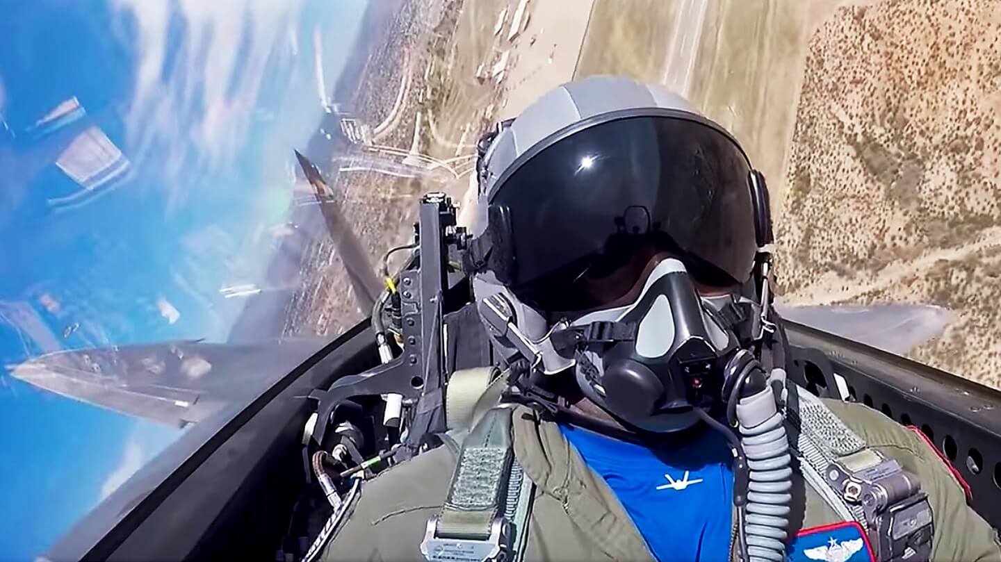 Απίστευτα πλάνα από το πιλοτήριο ενός F-22 τη στιγμή που σκίζει τους αιθέρες [Vid]