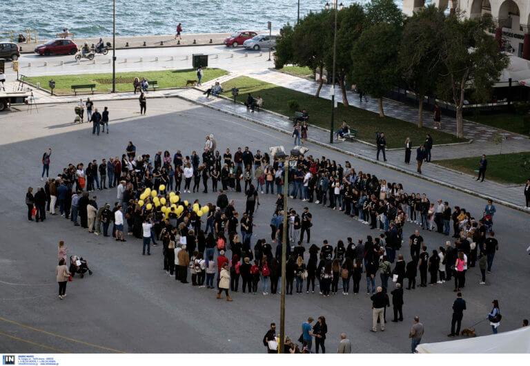 Σχημάτισαν στην πλατεία Αριστοτέλους το “G” για τα 100 χρόνια της Γενοκτονίας των Ελλήνων του Πόντου