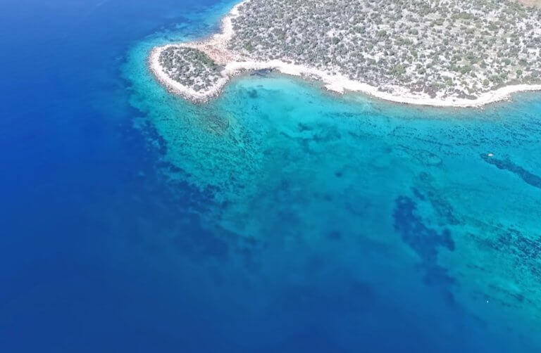 Κορινθία: Η «Γαλάζια Λίμνη» και η βυθισμένη Μυκηναϊκή Πόλη