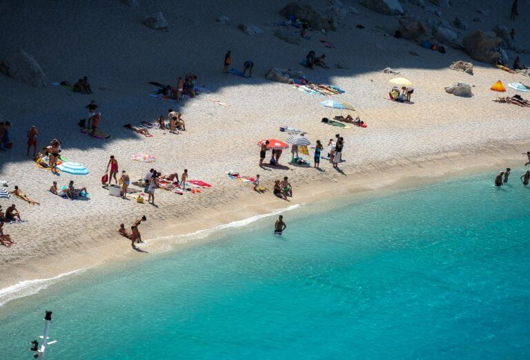 Αυτές οι παραλίες σε Αττική και Θεσσαλονίκη έχουν γαλάζιες σημαίες