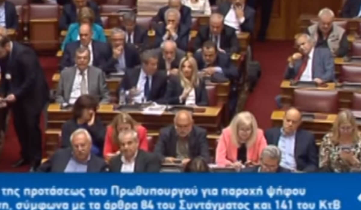 Βουλή: Απορημένη η Γεννηματά με Μητσοτάκη – Τι προκάλεσε την αντίδρασή της – video