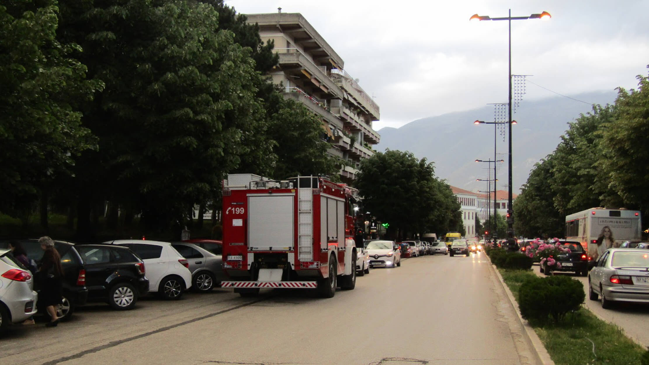 Ιωάννινα: Κοπέλα απειλεί να πέσει από τον 5ο όροφο! [pics]