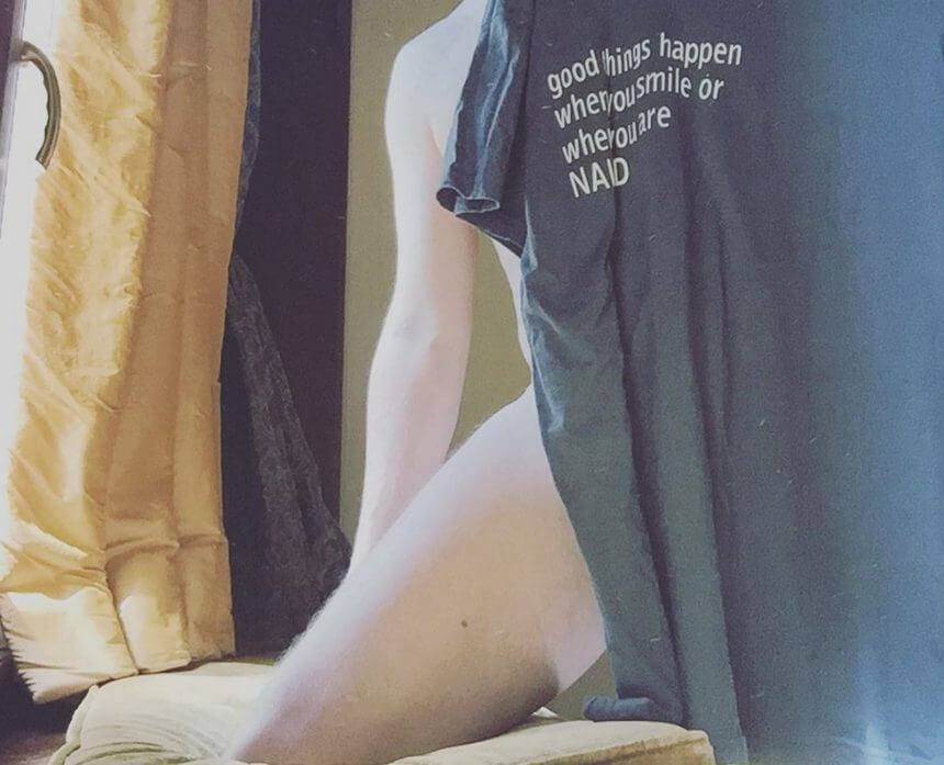 Γνωστός δημοσιογράφος ποζάρει χωρίς ρούχα στο Instagram!