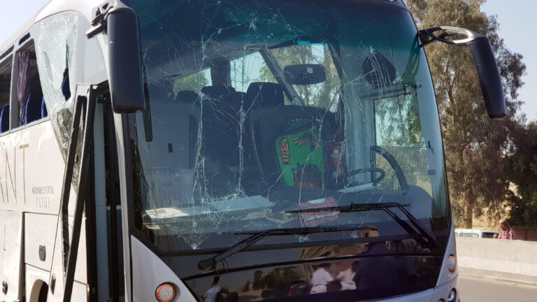 Εικόνες σοκ μέσα από το τουριστικό λεωφορείο στην Αίγυπτο μετά την έκρηξη – Από θαύμα δεν υπήρξαν νεκροί