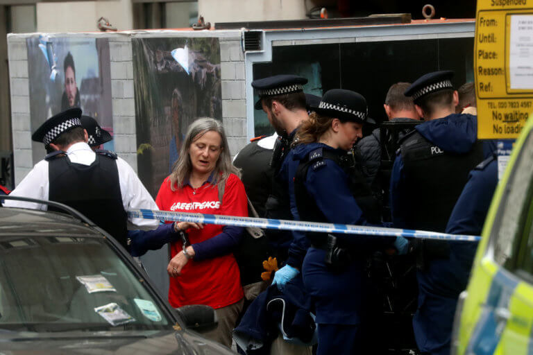 Ακτιβιστές απέκλεισαν τις εισόδους στα γραφεία της BP στο Λονδίνο - Τους απομακρύνει η αστυνομία