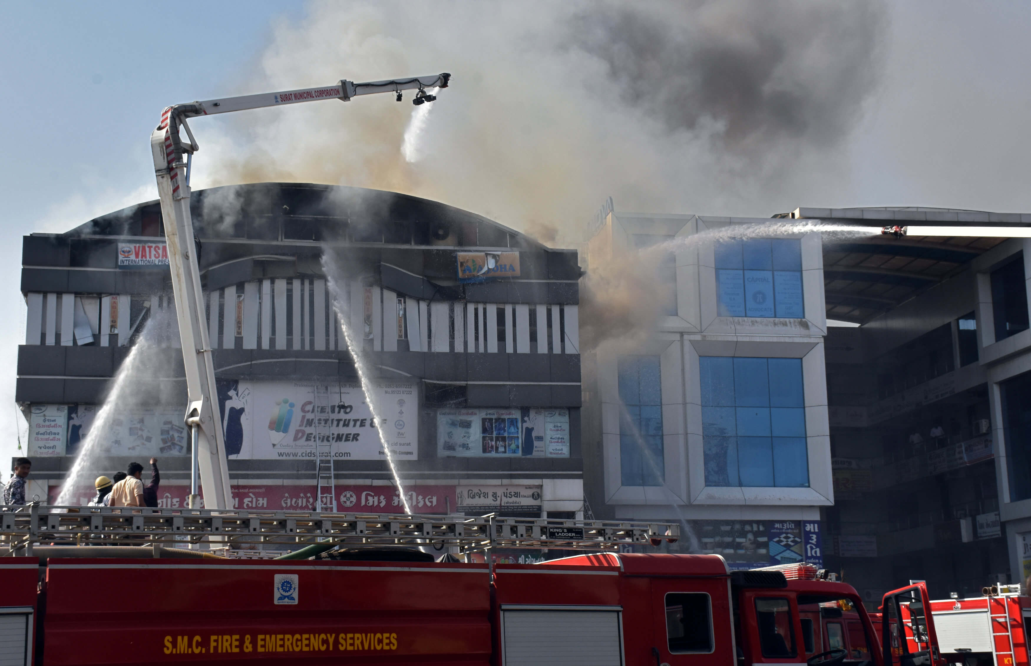 Ανείπωτη τραγωδία! 18 μαθητές νεκροί από φωτιά σε εμπορικό κέντρο