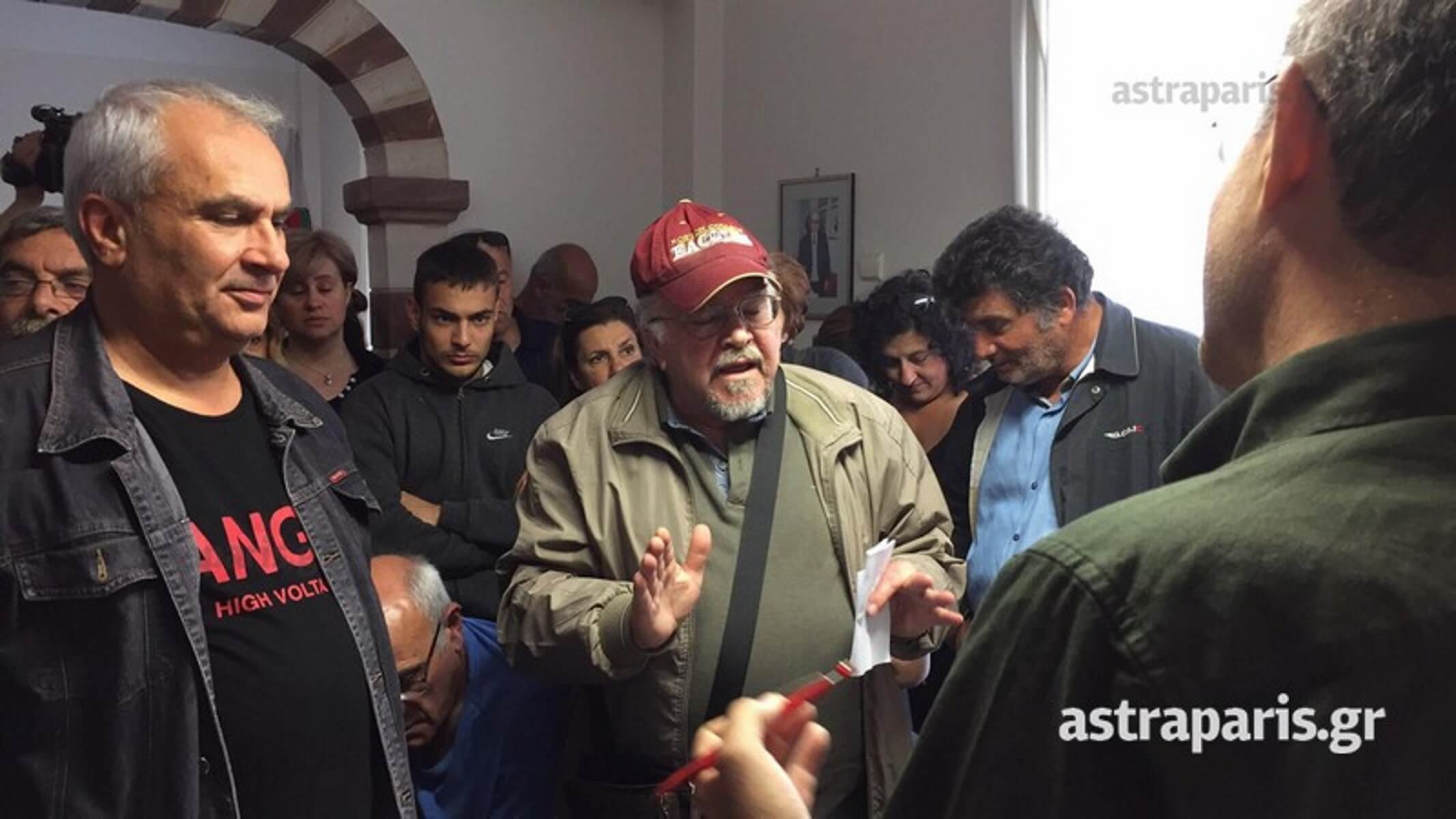 Χίος: Κατέλαβαν τα γραφεία του ΣΥΡΙΖΑ για τα τηγανέλαια της Λαγκάδας