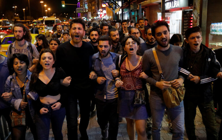 Καζάνι που βράζει η Κωνσταντινούπολη! Βγήκαν στους δρόμους με κατσαρόλες για την ακύρωση των εκλογών – Σόου από τον Ιμάμαγλου
