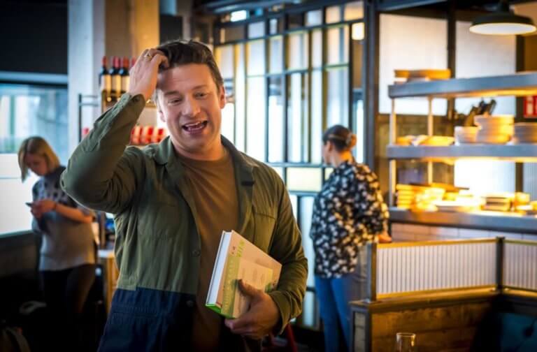 Jamie Oliver: Καταρρέουν τα εστιατόρια του διάσημου σεφ! Πάνω από 1.000 θα μείνουν άνεργοι!