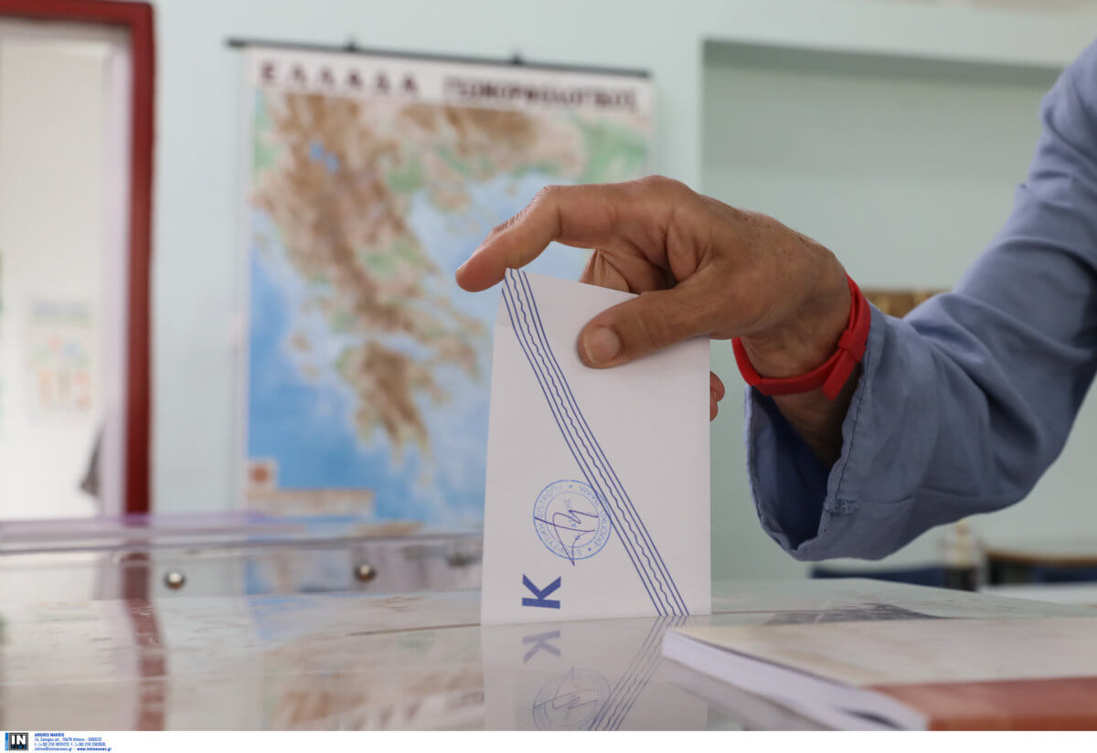 Αποτελέσματα εκλογών: Σε ποιες εκλογικές περιφέρειες κερδίζουν και σε ποιες χάνουν ΣΥΡΙΖΑ και ΝΔ