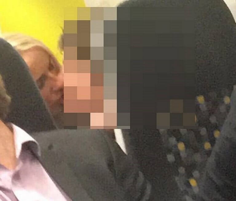 Καθηγήτρια στα πόδια μαθητή, τον φιλά με πάθος! Σάλος στην Αγγλία!