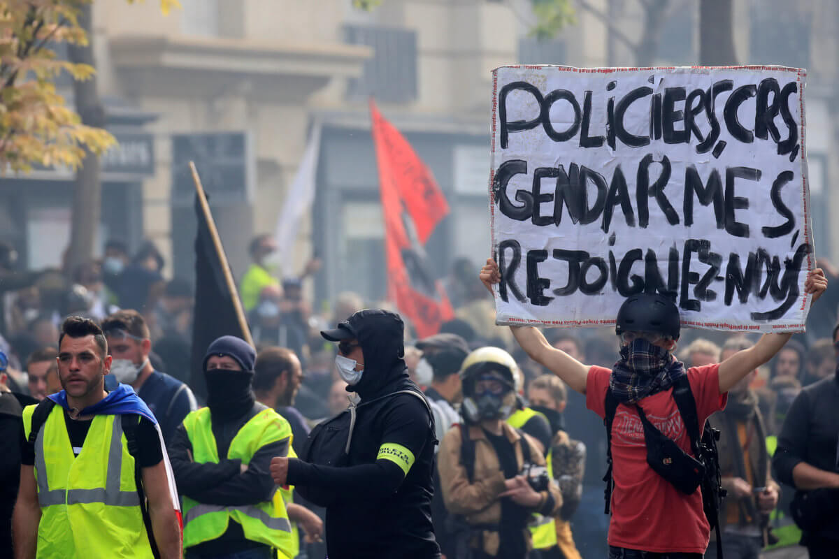 Γαλλία: Στους δρόμους και πάλι τα κίτρινα γιλέκα