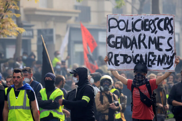 Στους δρόμους και πάλι τα κίτρινα γιλέκα - Επεισόδια και δακρυγόνα στο Παρίσι