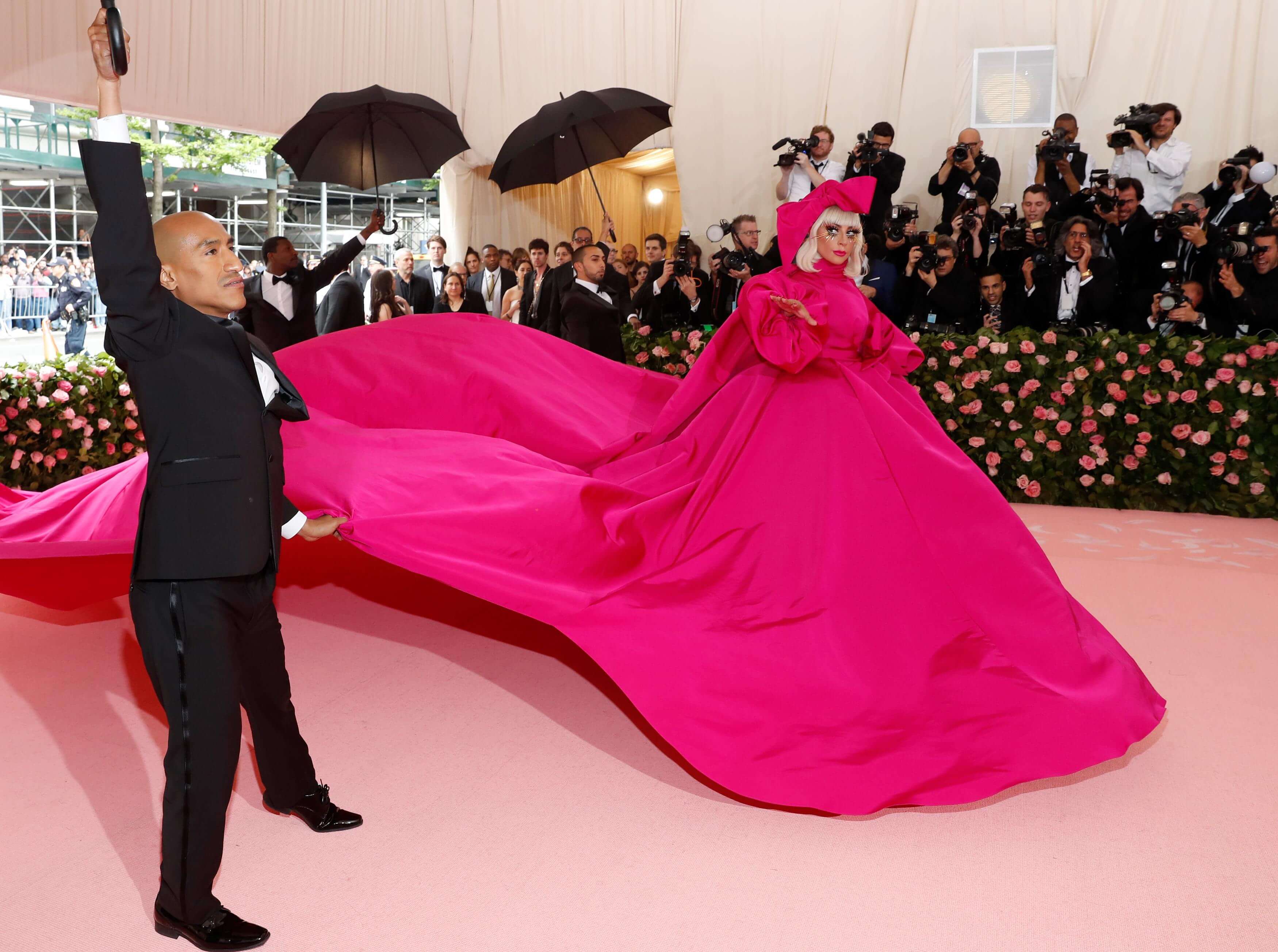 Lady Gaga: Πήγε ντυμένη στο Met Gala και έφυγε γυμνή! [pics, video]