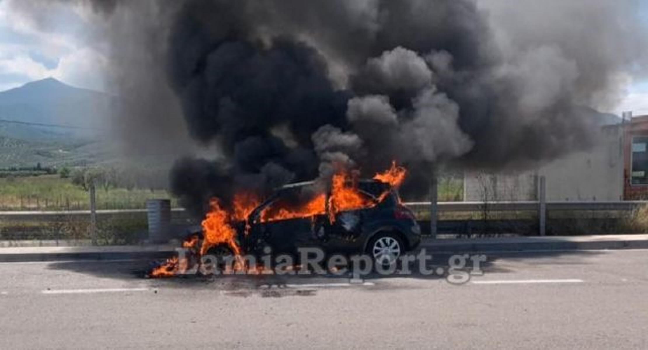 Φθιώτιδα: Λαμπάδιασε αυτοκίνητο στην εθνική οδό!