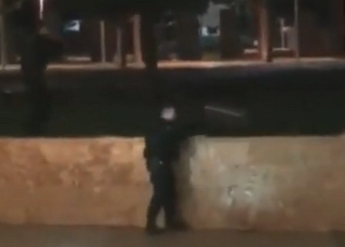 Θεσσαλονίκη: Πανικός στον Λευκό Πύργο – Η στιγμή που αστυνομικοί ακινητοποιούν άντρα με ψεύτικο όπλο – video
