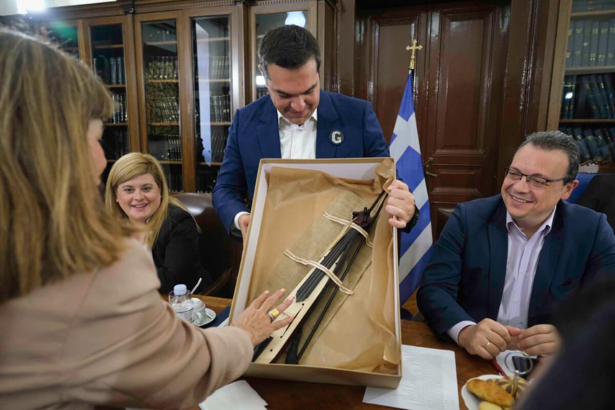 Θεσσαλονίκη: Τα δώρα Ποντίων στον Αλέξη Τσίπρα – Η λύρα, η κονκάρδα και η εικόνα [pics]