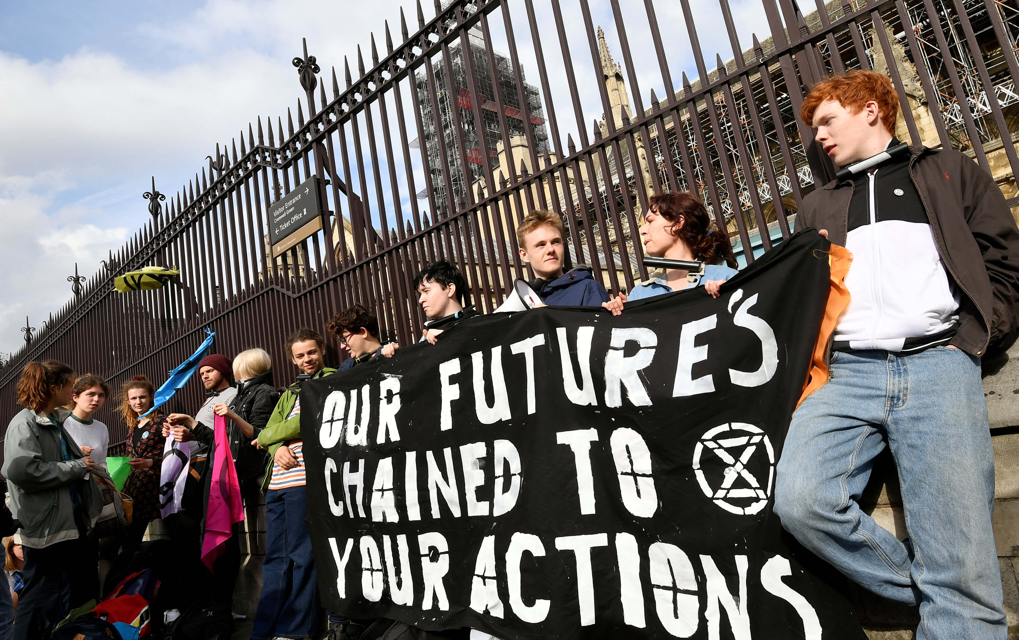 Λονδίνο: Ανήλικοι διαδηλωτές δέθηκαν στα κάγκελα του Βρετανικού Κοινοβουλίου [pics]