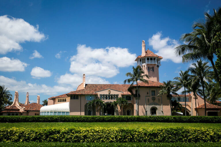 Mar-a-Lago: Γιατί… βουλιάζει το «στολίδι» του Τραμπ;
