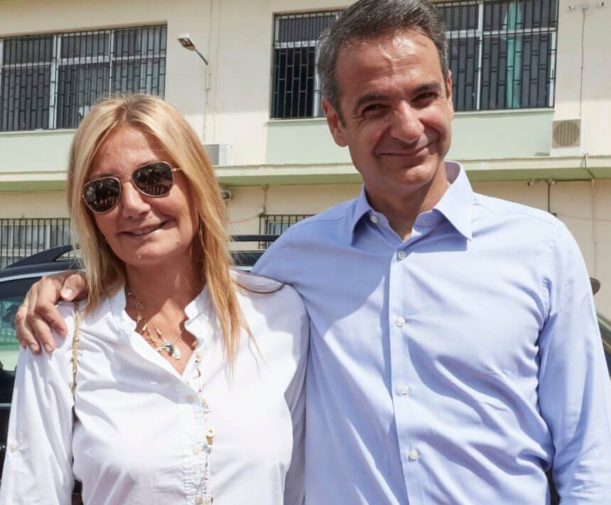 Μαρέβα Μητσοτάκη: Στο πλευρό του Κυριάκου στο εκλογικό κέντρο της Κηφισιάς! Φωτογραφίες