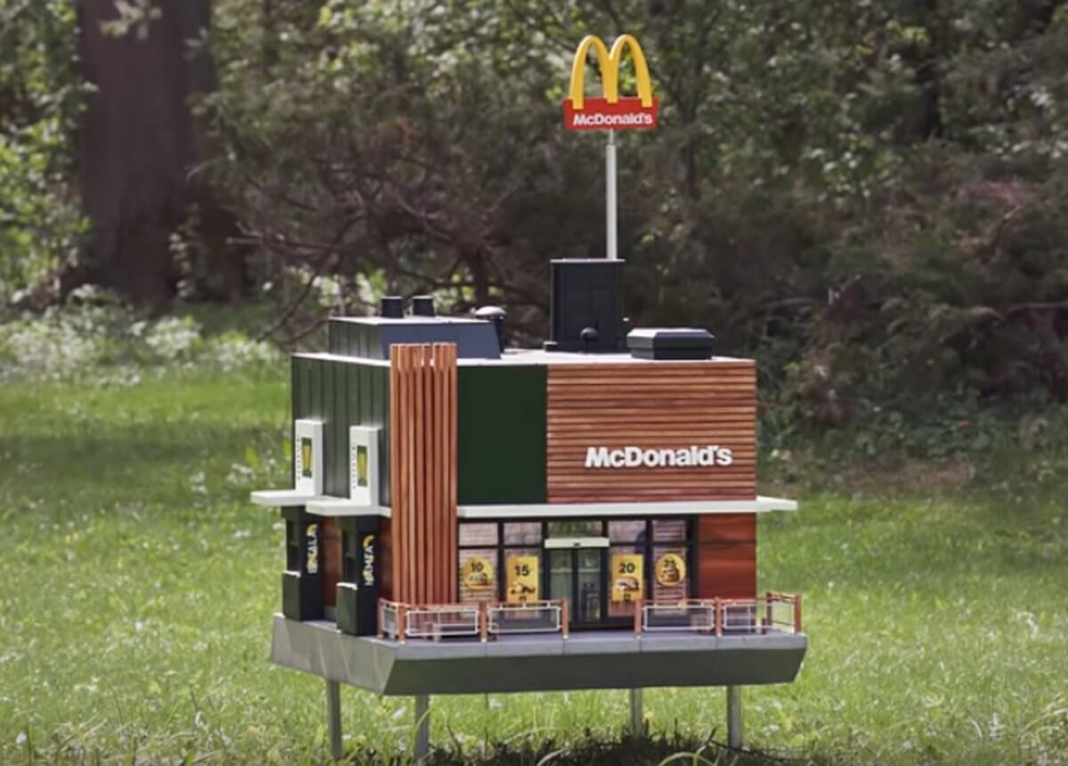 Το μικρότερο McDonald’s στον κόσμο λέγεται McHive και είναι για… μέλισσες