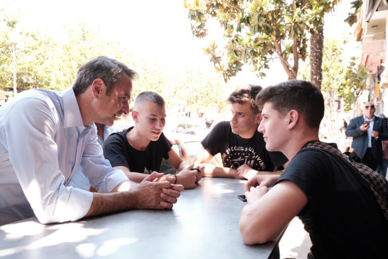 Μητσοτάκης: Σε φούρνο, σε χασάπικο, με πιτσιρικάδες! Χαμός στο Αιγάλεω! pics