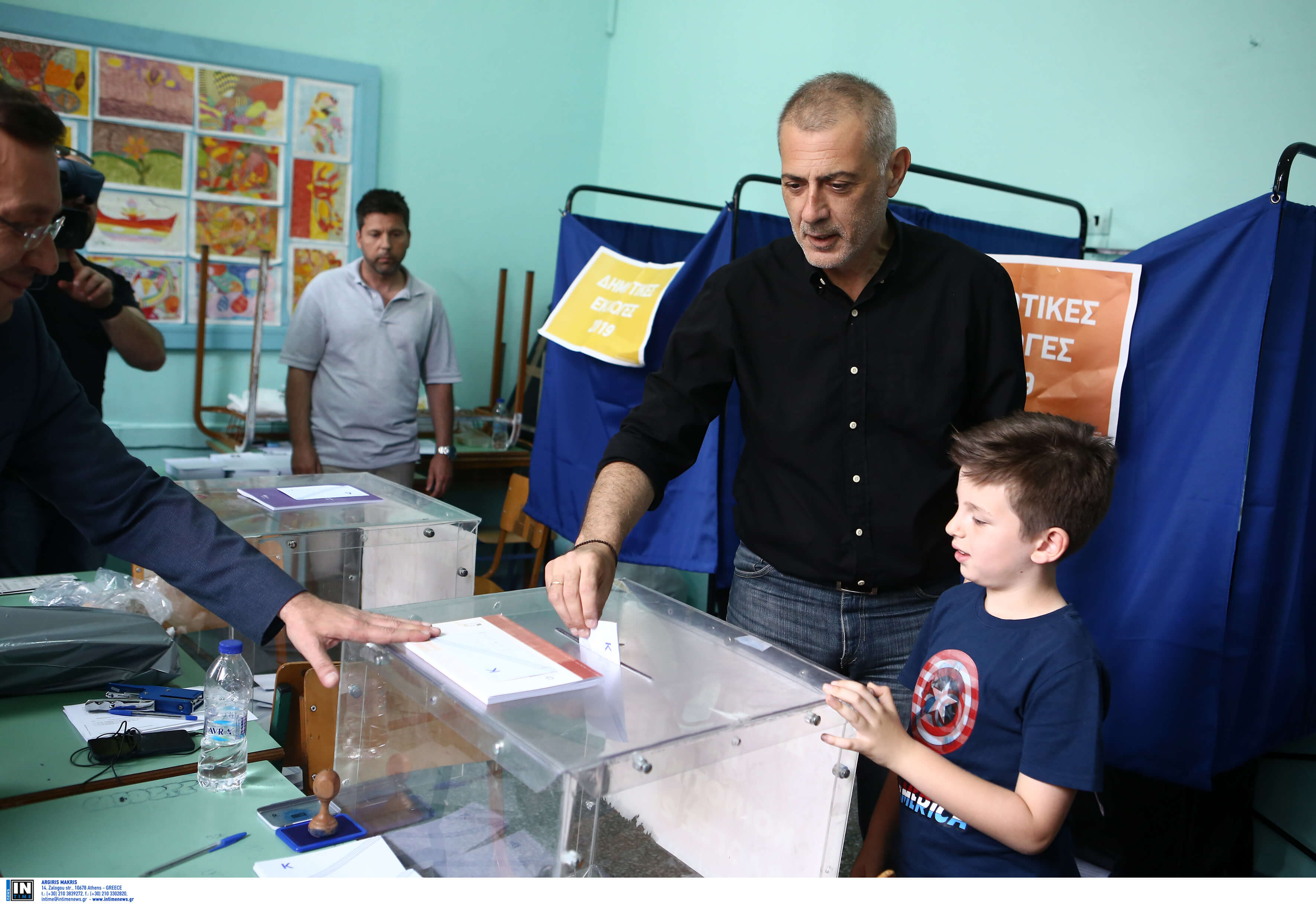 Εκλογές 2019: Ψήφισε μαζί με τα παιδιά του ο Γιάννης Μώραλης