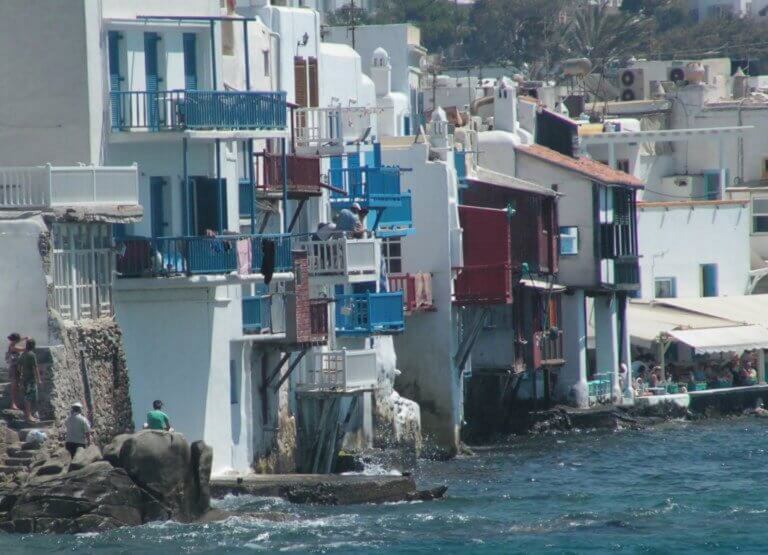 «Επιδρομή» εφοριακών στο εστιατόριο της Μυκόνου με τα «χρυσά» καλαμαράκια!