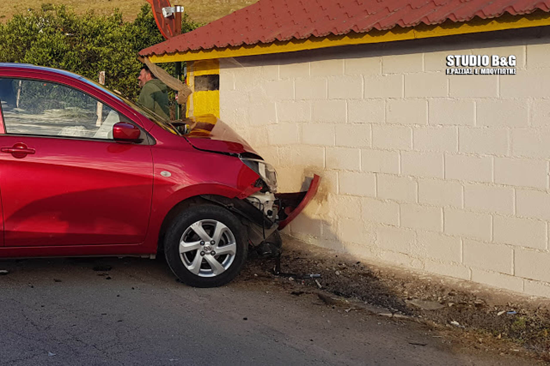 Ναύπλιο: Αυτοκίνητο “καρφώθηκε” σε σπίτι [pics]