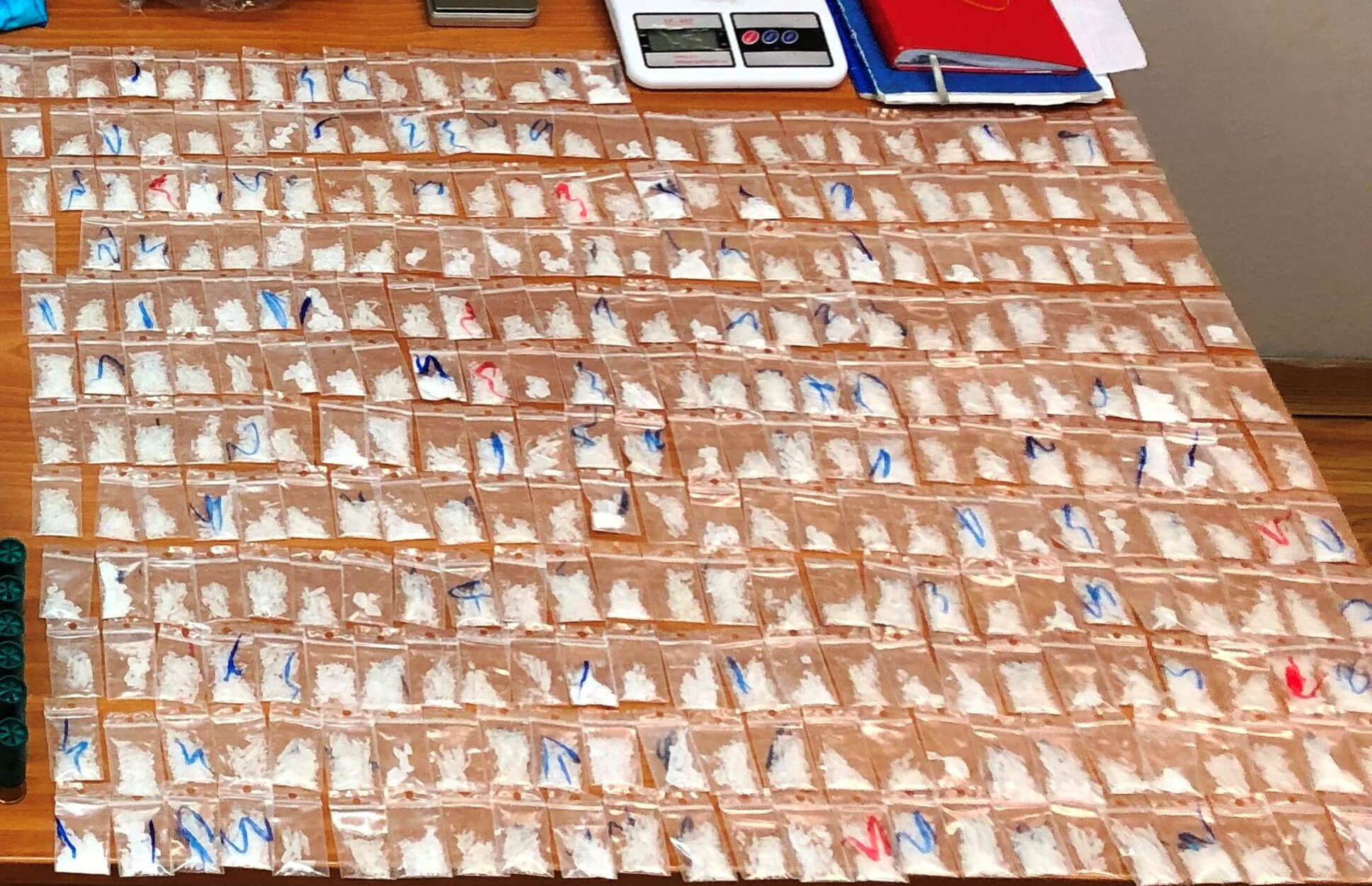 Breaking Bad στην ΑΣΟΕΕ – Χιλιάδες συσκευασίες ηρωίνης, κοκαΐνης και… crystal meth – video