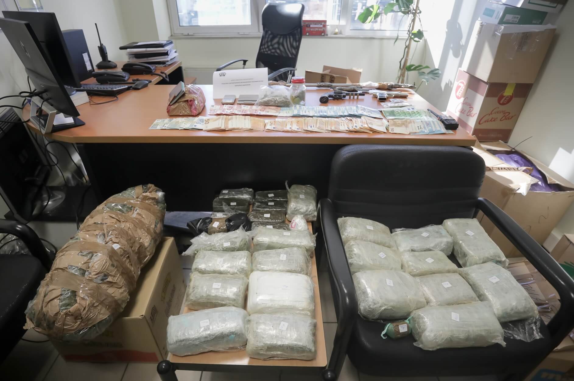 Δυτική Αττική: Αστυνομική επιχείρηση για ναρκωτικά – Τρεις συλλήψεις