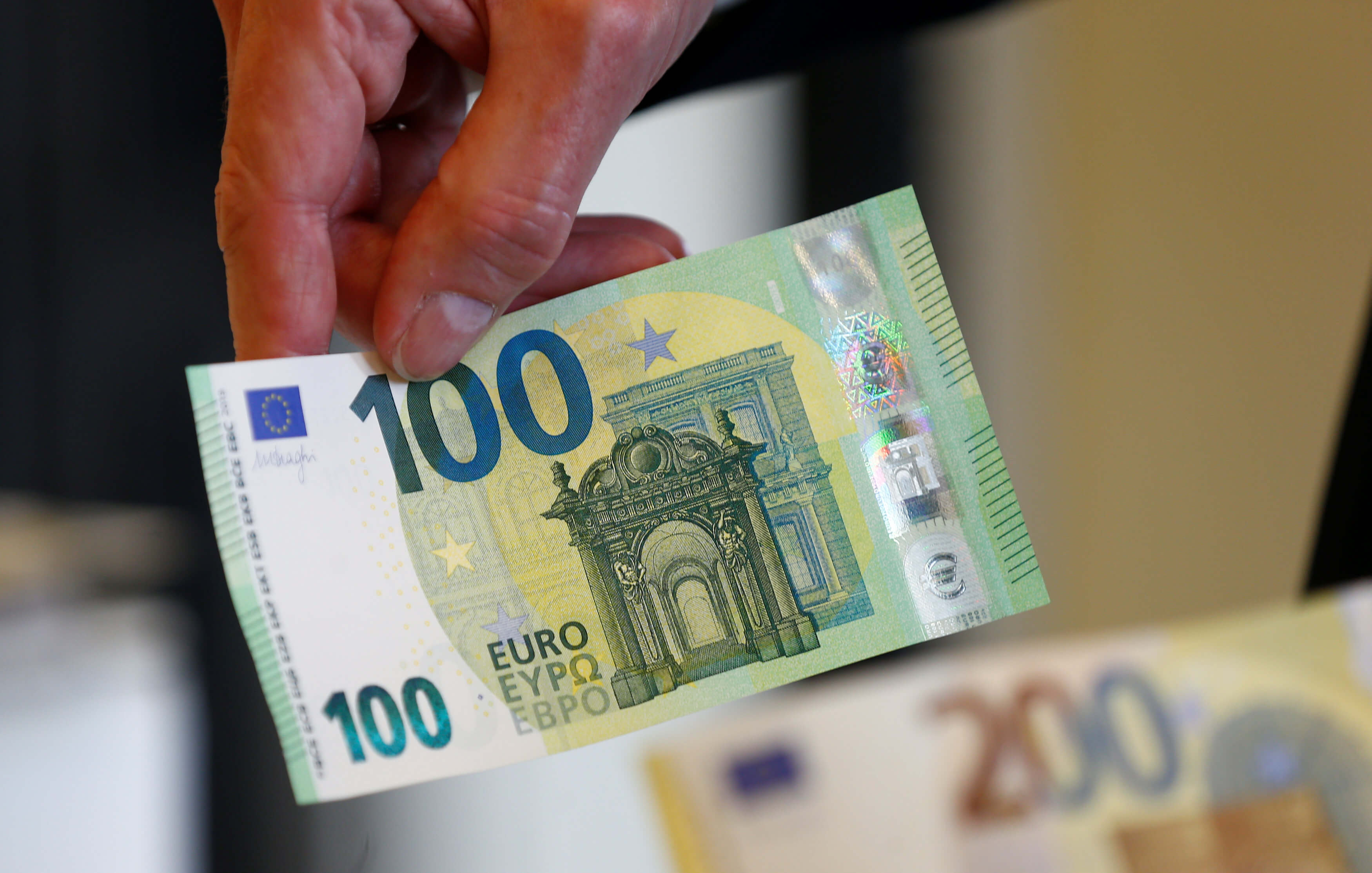 Αυτά είναι τα νέα χαρτονομίσματα των 100 και των 200 ευρώ [pics]
