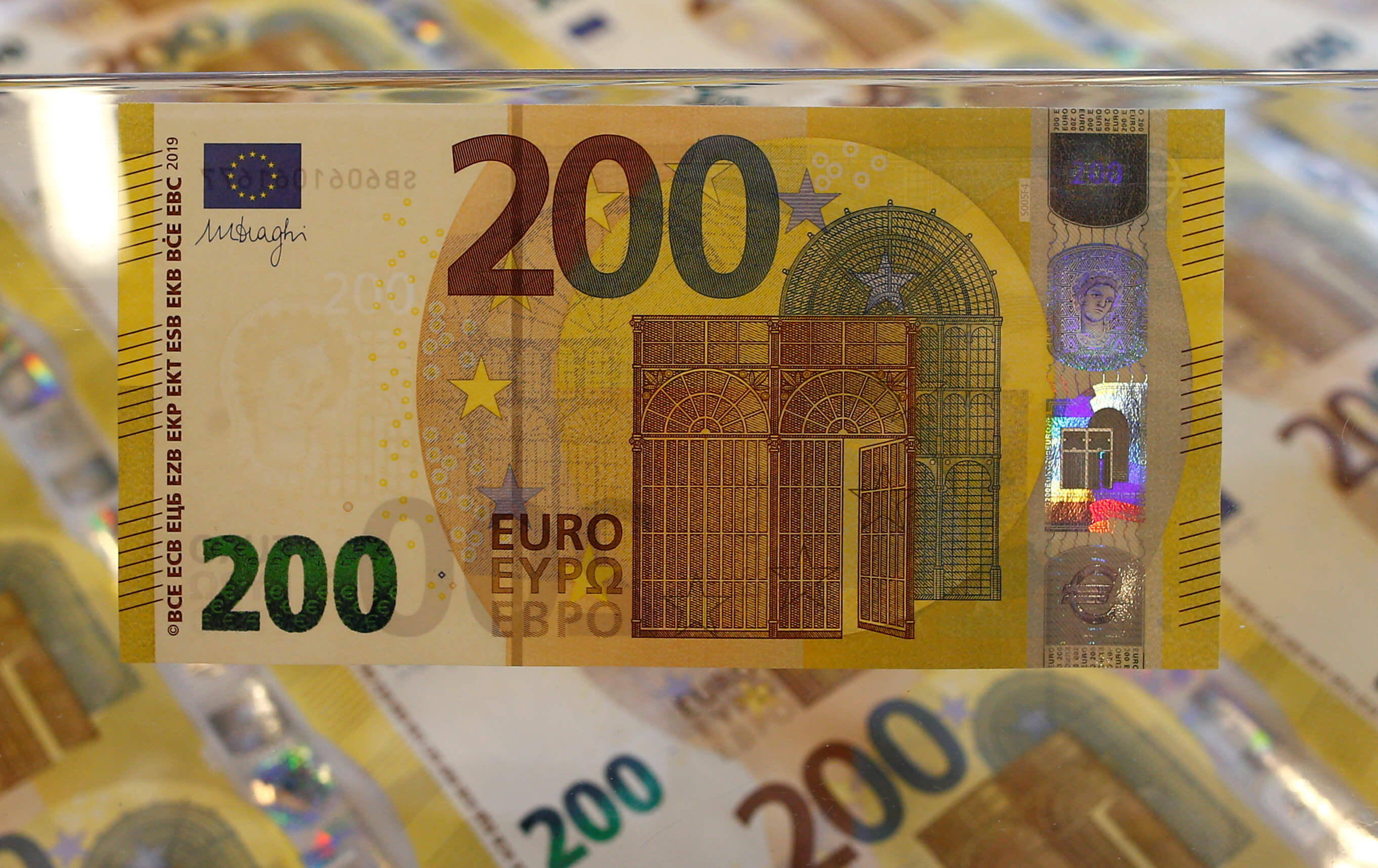 Евро старые купюры. Евро банкноты номинал 200. Купюры евро 100 и 200. Купюра 200 евро. Купюра 200 евро как выглядит.