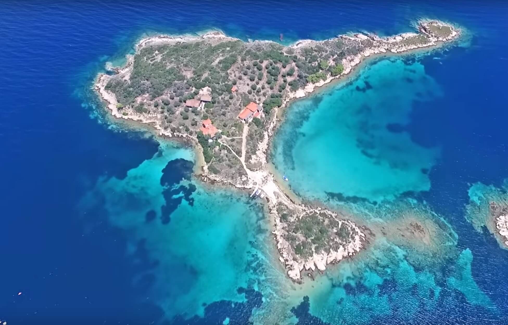 Χαλκιδική: Τα άγνωστα τιρκουάζ νησάκια που μαγεύουν – Κρυφά θέρετρα με διπλές παραλίες [video]